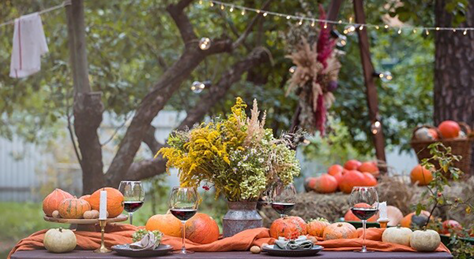 Editorial Lincourt Friendsgiving Table 940x514